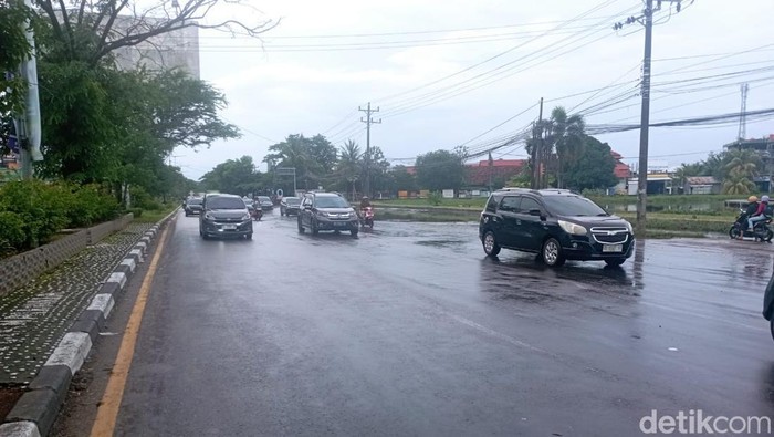 Lalin depan Unhas Makassar, terpantau normal kembali menjelang petang hari ini, Sabtu (21/12/2024). Namun hujan disertai angin kencang kembali terjadi di lokasi. Muh. Zulkarnaim/detikSulsel