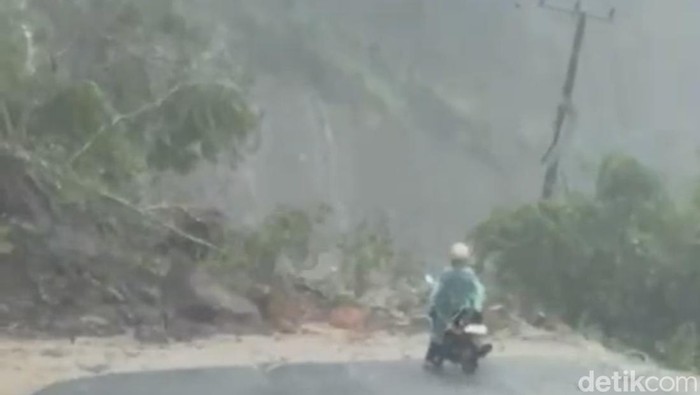 Longsor menutupi Jalan Poros Maros-Bone di Tompo Ladang.