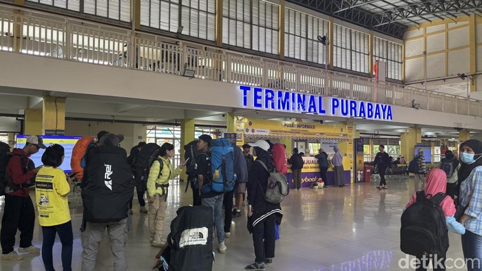 Lonjakan penumpang di Terminal Purabaya Sidoarjo.