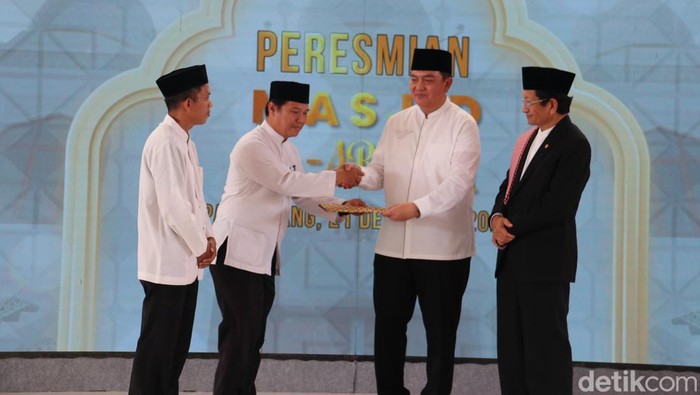 Menag Nasaruddin Umar (baju hitam) mengahdiri peresmian Masjid Al Abduh yang ada di Palembang.
