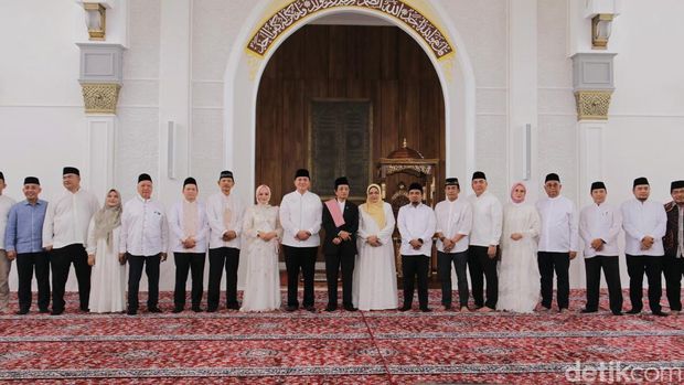Menag Nasaruddin Umar (tengah) saat mengahdiri peresmian Masjid Al Abduh yang ada di Palembang.