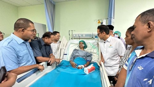 Menkes Budi Gunadi Sadikin membesuk Windy Yuningsih (26), Sabtu (21/12/2024). Windy adalah pasien operasi bedah jantung terbuka perdana di RSUP dr Ben Mboi Kupang, NTT. (Simon Selly/detikBali)