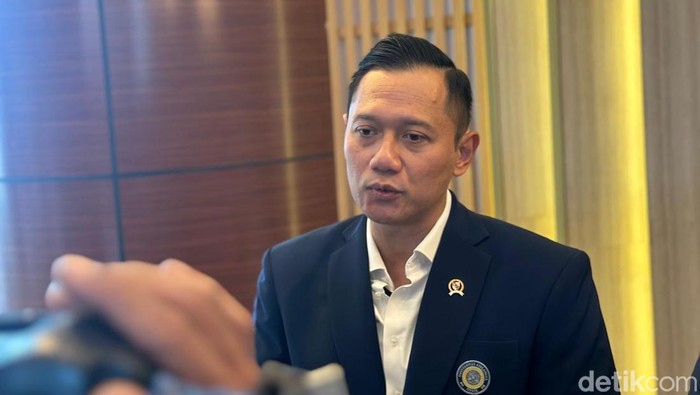 Menko Infra Agus Harimurti Yudhoyono saat menghadiri kegiatan di Unair, Surabaya.