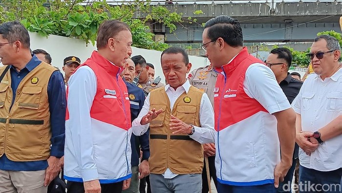 Menteri ESDM, Bahlil Lahadalia, menyambangi Stasiun Pengisian Bahan Bakar (SPBB) untuk kapal PT ASDP di Merak