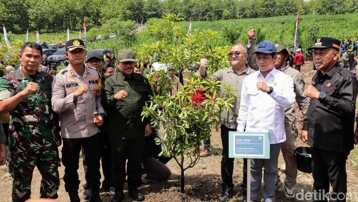 Menteri LH, Cak Hanif saat menanam pohon di Ponorogo.