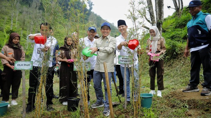 Menteri Lingkungan Hidup Hanif Faisol mengunjungi kawasan Dilem Wilis Trenggalek yang hendak dijadikan arboretum.