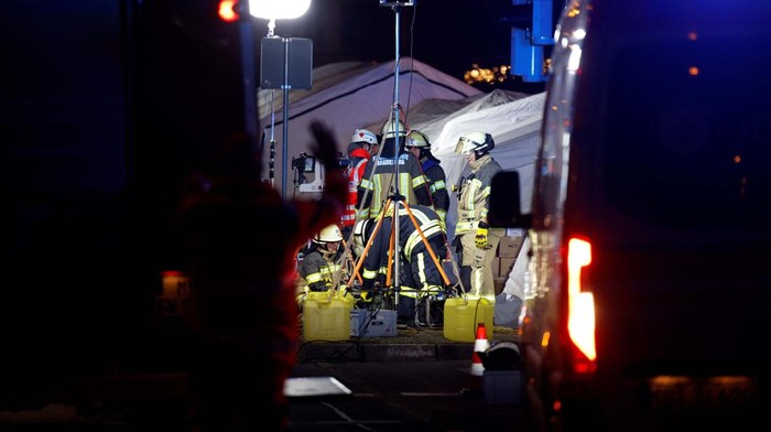 Mobil Tabrak Kerumunan Orang di Pasar Natal Jerman Emergency personnel stand next to a damaged car that drove into a group of people, according to local media, in Magdeburg, Germany, December 21, 2024. REUTERS/Axel Schmidt