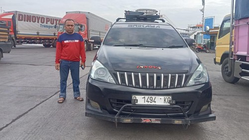 Mobil travel yang ditumpangi wanita Jember yang lompat ke Selat Bali, Sabtu (21/12/2024). (dok. Pos AL Gilimanuk)