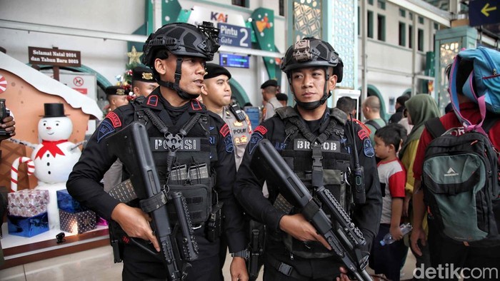 Momen Polisi Bersenjata Laras Panjang Jaga Stasiun Pasar Senen Polisi menjaga objek-objek vital saat libur Natal dan Tahun Baru. Seperti yang terlihat di Stasiun Pasar Senen, Jakarta. Sejumlah polisi bersenjata laras panjang tampak siaga.