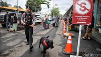 Personel K9 dan brimob dari Polda Metro Jaya itu melakukan penyisiran di area Stasiun Pasar Senen, Jakarta.
