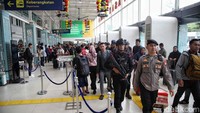 Dengan menenteng senjata laras panjang, porsonel polisi berpatroli memastikan keamanan di stasiun.
