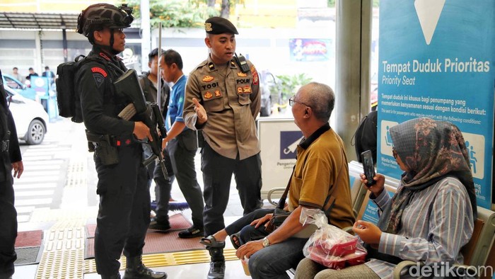 Polisi menjaga objek-objek vital saat libur Natal dan Tahun Baru. Seperti yang terlihat di Stasiun Pasar Senen, Jakarta. Sejumlah polisi bersenjata laras panjang tampak siaga.