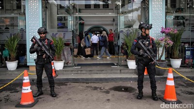 Momen Polisi Bersenjata Laras Panjang Jaga Stasiun Pasar Senen