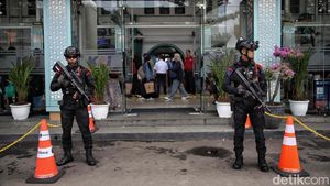 Momen Polisi Bersenjata Laras Panjang Jaga Stasiun Pasar Senen