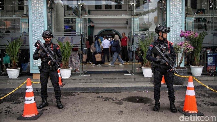 Momen Polisi Bersenjata Laras Panjang Jaga Stasiun Pasar Senen Polisi menjaga objek-objek vital saat libur Natal dan Tahun Baru. Seperti yang terlihat di Stasiun Pasar Senen, Jakarta. Sejumlah polisi bersenjata laras panjang tampak siaga.