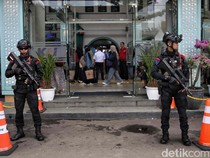 Momen Polisi Bersenjata Laras Panjang Jaga Stasiun Pasar Senen