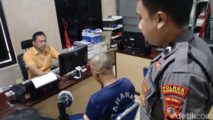 Oknum pimpinan pondok pesantren di wilayah Ciawigebang, Kabupaten Kuningan, berinisial AK menjalani pemeriksaan di Mapolres Kuningan, Sabtu (21/12)