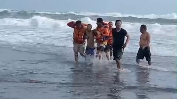Tim SAR saat melakukan penyelamatan terhadap pria yang terseret ombak di Pantai Parangtritis, Bantul, Sabtu (21/12/2024).