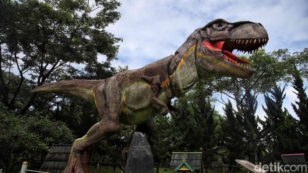 Papa Dino Puncak, wahana baru di Puncak, Bogor, yang memungkinkan traveler melihat dan belajar terkait hewan purba dinosaurus.