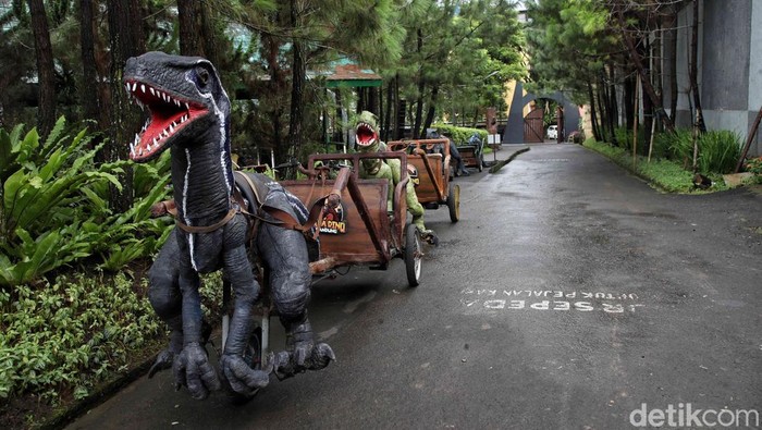 Papa Dino Puncak, wahana baru di Puncak, Bogor, yang memungkinkan traveler melihat dan belajar terkait hewan purba dinosaurus.