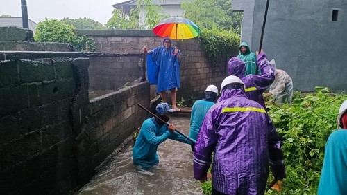 Pasukan Sigap (Pasgap) Biru Dinas PUPR Kota Denpasar membersihkan sumbatan sampah dan normalisasi saluran drainase di Denpasar, pada Sabtu (21/12/2024). (Foto: Dok. Dinas PUPR Kota Denpasar)