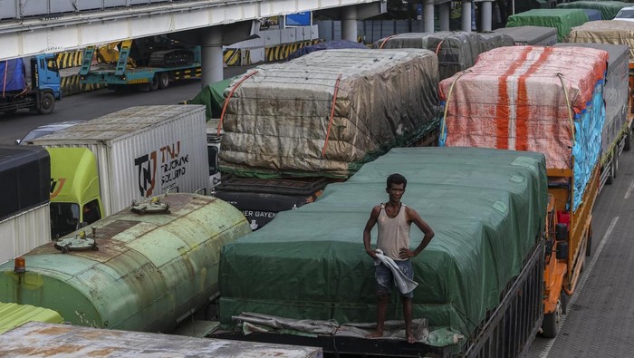 Pengemudi truk duduk di atas kendaraannya saat antre memasuki kapal di Pelabuhan Merak, Kota Cilegon, Banten, Sabtu (21/12/2024). Berdasarkan data Posko Merak pada 20 Desember 2024 atau H-5 Natal, total penumpang yang menyeberang dari Jawa ke Sumatera mencapai 23.236 orang, sementara total seluruh kendaraan sebanyak 5.922 unit dengan total kapal beroperasi sebanyak 33 unit. ANTARA FOTO/Angga Budhiyanto/rwa.