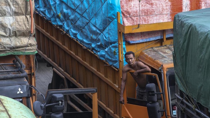 Pelabuhan Merak terpantau ramai lancar Pengemudi truk duduk di atas kendaraannya saat antre memasuki kapal di Pelabuhan Merak, Kota Cilegon, Banten, Sabtu (21/12/2024). Berdasarkan data Posko Merak pada 20 Desember 2024 atau H-5 Natal, total penumpang yang menyeberang dari Jawa ke Sumatera mencapai 23.236 orang, sementara total seluruh kendaraan sebanyak 5.922 unit dengan total kapal beroperasi sebanyak 33 unit. ANTARA FOTO/Angga Budhiyanto/rwa.