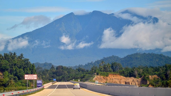 Sejumlah kendaraan mengantre saat memasuki gerbang tol Padang - Sicincin di Padang Pariaman, Sumatera Barat, Sabtu (21/12/2024). Memasuki puncak arus libur natal dan tahun baru 2024/2025, PT Hutama Karya (Persero) membuka fungsional ruas Jalan Tol Trans Sumatera (JTTS) seksi Padang - Sicincin sepanjang 36,6 kilometer dengan satu arah (one way) mulai (21/12/2024) hingga (2/1/2025) secara gratis. ANTARA FOTO/Iggoy el Fitra/nz