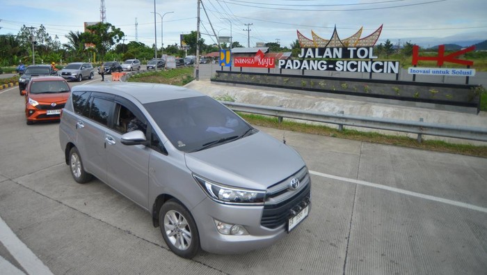 Sejumlah kendaraan mengantre saat memasuki gerbang tol Padang - Sicincin di Padang Pariaman, Sumatera Barat, Sabtu (21/12/2024). Memasuki puncak arus libur natal dan tahun baru 2024/2025, PT Hutama Karya (Persero) membuka fungsional ruas Jalan Tol Trans Sumatera (JTTS) seksi Padang - Sicincin sepanjang 36,6 kilometer dengan satu arah (one way) mulai (21/12/2024) hingga (2/1/2025) secara gratis. ANTARA FOTO/Iggoy el Fitra/nz