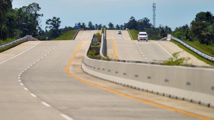 Sejumlah kendaraan mengantre saat memasuki gerbang tol Padang - Sicincin di Padang Pariaman, Sumatera Barat, Sabtu (21/12/2024). Memasuki puncak arus libur natal dan tahun baru 2024/2025, PT Hutama Karya (Persero) membuka fungsional ruas Jalan Tol Trans Sumatera (JTTS) seksi Padang - Sicincin sepanjang 36,6 kilometer dengan satu arah (one way) mulai (21/12/2024) hingga (2/1/2025) secara gratis. ANTARA FOTO/Iggoy el Fitra/nz