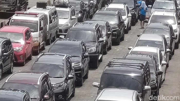 Pemudik mulai memadati Pelabuhan Bakauheni