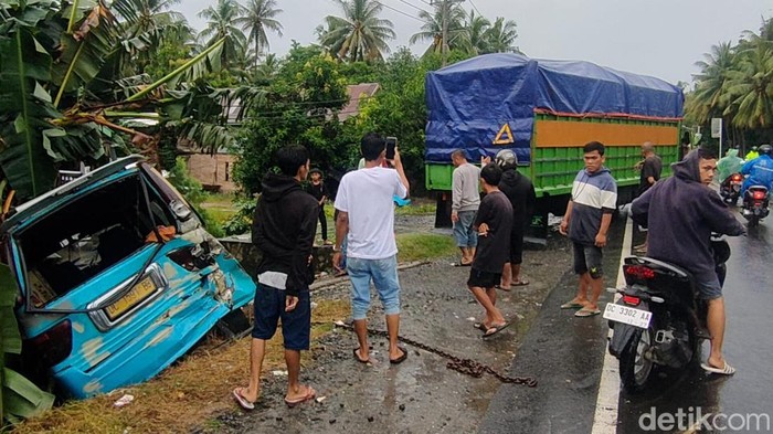 Penampakan angkot ringsek ditabrak truk di Polman. Abdy Febriady/detikcom