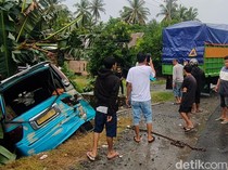 Video: Angkot Ditabrak Truk di Polewali Mandar, 4 Orang Luka-luka