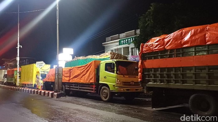 Penampakan kendaraan tertahan di jalanan karena banjir bandang rendam poros Pangkep arah Barru, Minggu (22/12) dini hari.