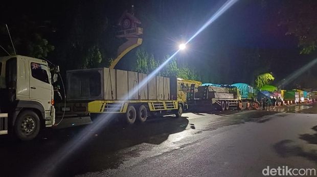 Penampakan kendaraan tertahan di jalanan karena banjir bandang rendam poros Pangkep arah Barru, Minggu (22/12) dini hari.