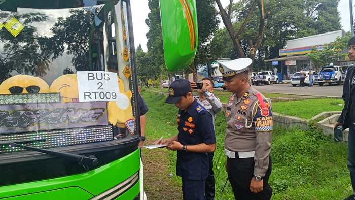 Pengecekan terhadap bus (Rizky Adha Mahendra/detikcom)