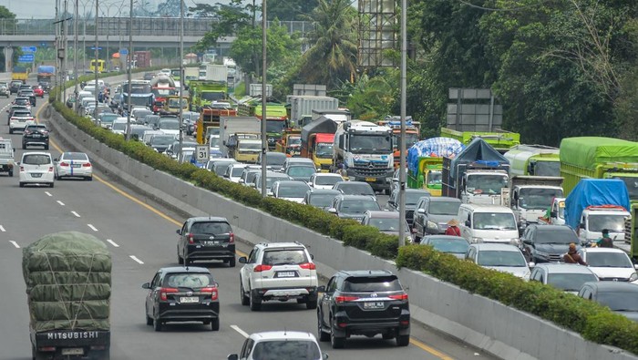 Sejumlah kendaraan antre memasuki Pintu Tol Cikupa, Kabupaten Tangerang, Banten, Sabtu (21/12/2024). Berdasarkan data PT Astra Infra Toll Road per Jumat (20/12) sebanyak 54.316 kendaraan telah melintasi ruas jalan Tol Tangerang - Merak, jumlah tersebut meningkat 10 persen dari hari sebelumnya sebanyak 49.160 kendaraan. ANTARA FOTO/Putra M. Akbar/gp/nz