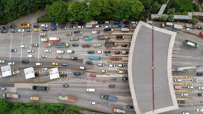 Sejumlah kendaraan antre memasuki Pintu Tol Cikupa, Kabupaten Tangerang, Banten, Sabtu (21/12/2024). Berdasarkan data PT Astra Infra Toll Road per Jumat (20/12) sebanyak 54.316 kendaraan telah melintasi ruas jalan Tol Tangerang - Merak, jumlah tersebut meningkat 10 persen dari hari sebelumnya sebanyak 49.160 kendaraan. ANTARA FOTO/Putra M. Akbar/gp/nz