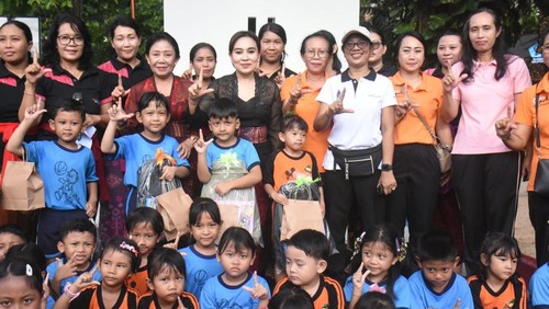 Peresmian perpustakaan kontainer di Lapangan I Gusti Ngurah Made Agung atau Lapangan Puputan Badung di Denpasar pada Jumat (20/12/2024). (Foto: Istimewa/Pemkot Denpasar)