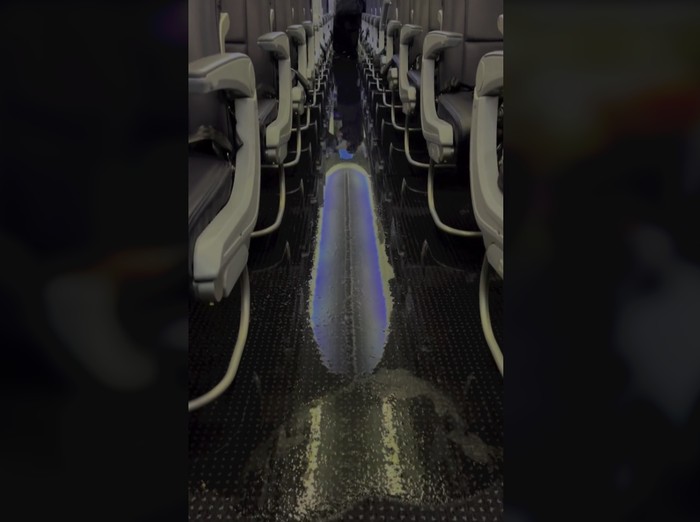 Pesawat American Airlines kebanjiran