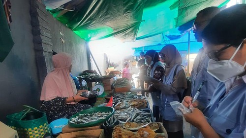 Petugas Dinas Ketahanan Pangan dan Perikanan Manggarai Barat melakukan tes formalin ikan di TPI di Labuan Bajo, Sabtu (21/12/2024). (Dok. Dinas Ketahanan Pangan dan Perikanan Manggarai Barat)