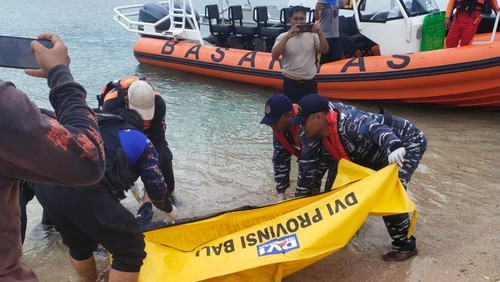 Petugas mengevakuasi jenazah Wayan I di perairan Prapat Agung, Desa Sumberkelampok, Kecamatan Gerokgak, Buleleng, Bali, Sabtu (21/12/2024). (Foto: Dok. Polres Buleleng)