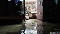 Kampung Sembilangan secara geografis berdekatan dengan laut dan Kali CBL. Mayoritas warga berprofesi nelayan, budi daya rumput laut dan tambak udang. Warga bercerita, dulu tinggal di Kampung Sembilangan sangat nikmat karena bisnis tambak udang yang sangat menjanjikan.