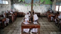 Menurut keterangan warga, banjir rob di Kampung Sembilangan mulai hadir sejak tahun 2001 dan berlanjut hingga sekarang. Dampak banjir rob ini juga merusak bangunan sekolah. Salah satunya adalah Madrasah Ibtidaiyah Al - Hidayah Al - Khairiyah. Terlihar bangunan yang rusak parah akibat banjir rob.