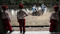 Salah seorang guru mengatakan sekolah ini hampir roboh karena bangunannya yang sudah rapuh dan butuh bantuan perbaikan. Selain itu, banjir rob juga berdampak ke anak - anak yang tinggal di kampung tersebut.