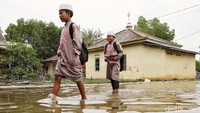 Anak-anak yang tinggal di kampung tersebut mengaku ingin sekali bermain bola tetapi tidak ada lapangan bola karena tanah lapangnya telah terendam banjir rob.