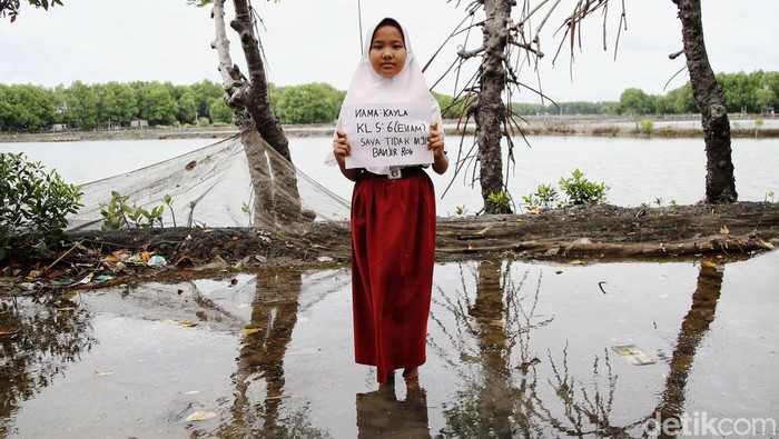 Kampung Sembilangan, Bekasi, pernah berhasil berkah tambak udangnya. Namun banjir rob membikin semuanya sirna.