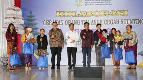 Pj Gubernur Bali, Sang Made Mahendra Jaya, saat menghadiri acara kolaborasi Gerakan Orang Tua Asuh Cegah Stunting (Genting) bersama mitra kerja di Desa Suter, Kecamatan Kintamani, Bangli, Bali, Sabtu (21/12/2024). (Foto: Dok. Pemprov Bali)