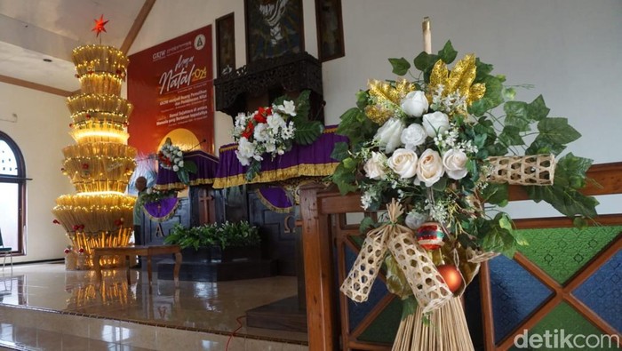 Pohon Natal dari sapu lidi di Jombang.