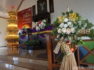 Unik! Pohon Natal Sapu Lidi di Jombang Ini Sarat Makna
